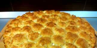 Ζεστό και αφράτο τυρόψωμο σε πιάτο, έτοιμο για σερβίρισμα