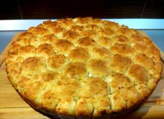 Ζεστό και αφράτο τυρόψωμο σε πιάτο, έτοιμο για σερβίρισμα