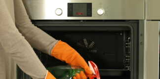 σπιτικός καθαρισμός του φούρνου