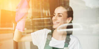 Καθαρίστε τα τζάμια με αυτό και θα τα ξεχάσετε για έναν ολόκληρο χρόνο