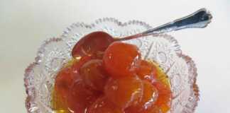 Κοντινό πλάνο στο γλυκό του κουταλιού Κουμ Κουάτ σε ένα πιατάκι, έτοιμο για σερβίρισμα.