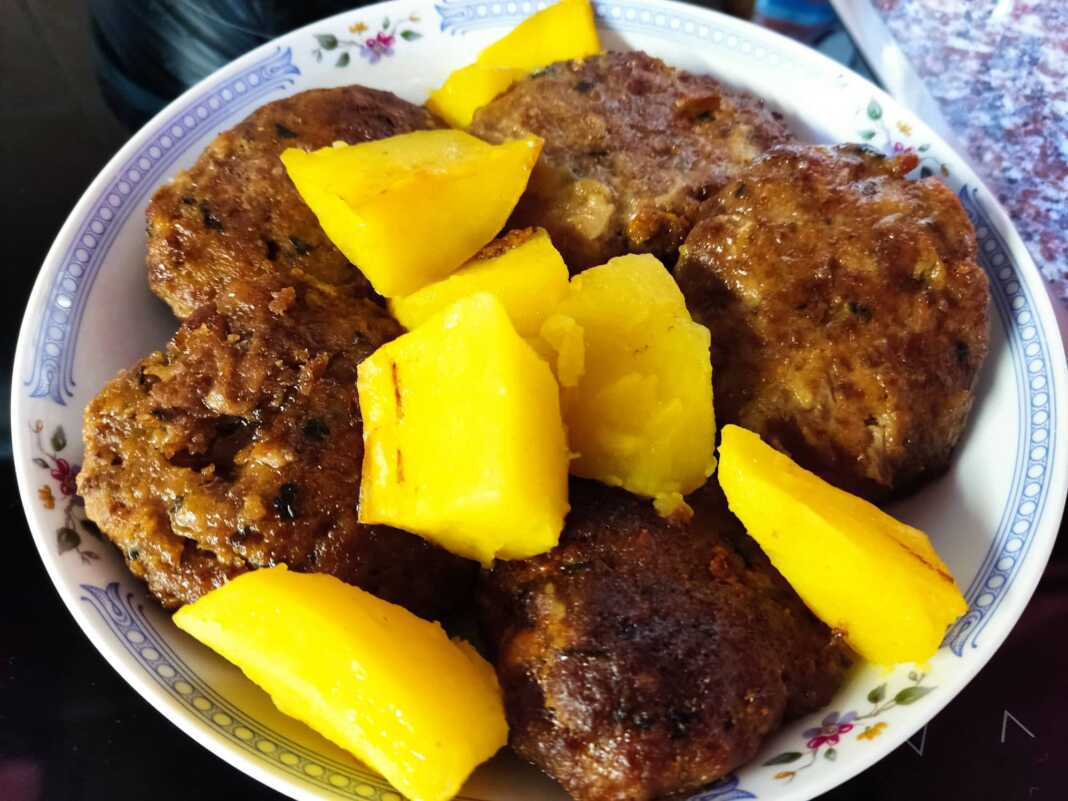 Mpiftekia Μπιφτέκια με Πατάτες Φούρνου