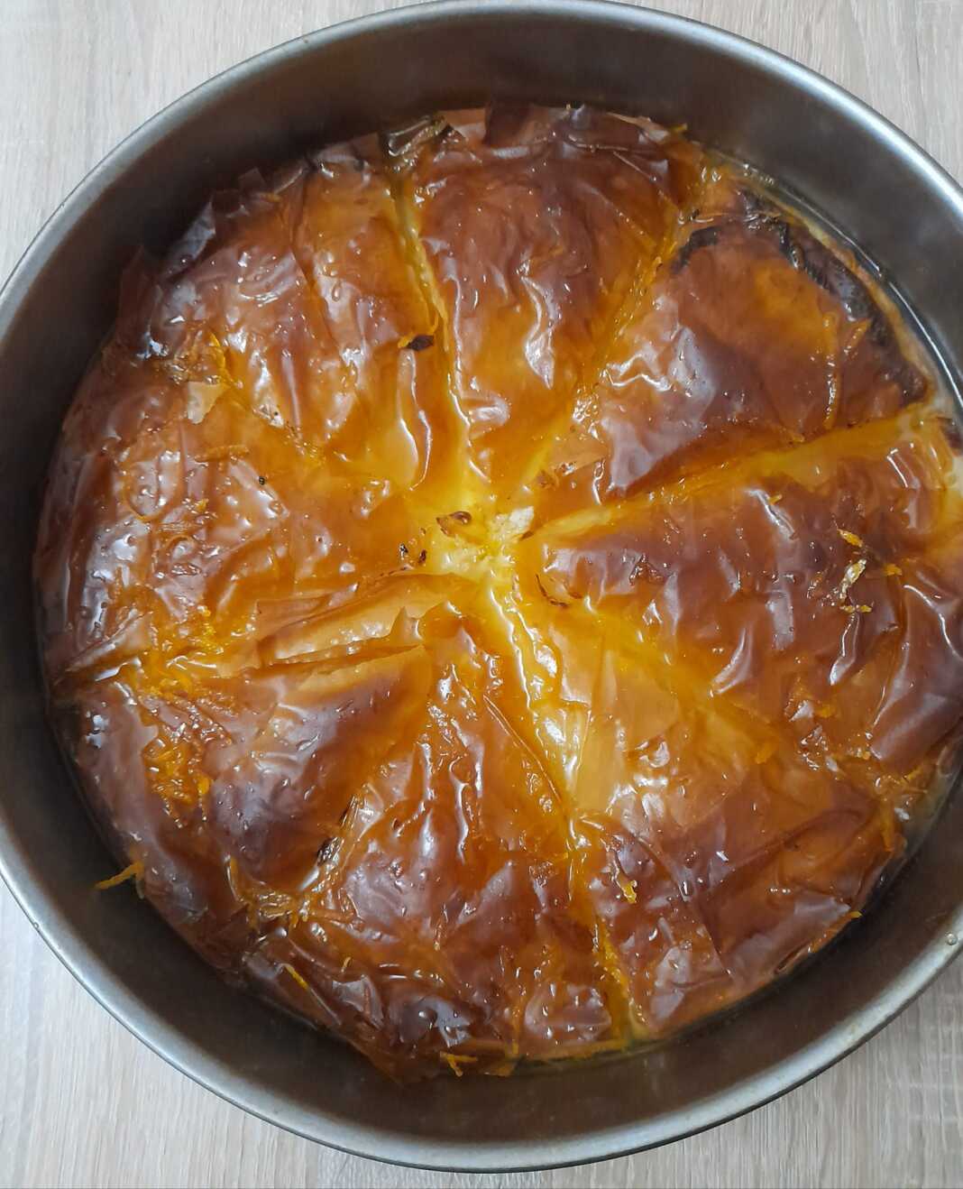 Χρυσαφένιο γαλακτομπούρεκο σε τετράγωνο ταψί, κομμένο σε μερίδες