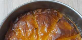 Χρυσαφένιο γαλακτομπούρεκο σε τετράγωνο ταψί, κομμένο σε μερίδες