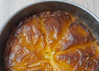 Χρυσαφένιο γαλακτομπούρεκο σε τετράγωνο ταψί, κομμένο σε μερίδες