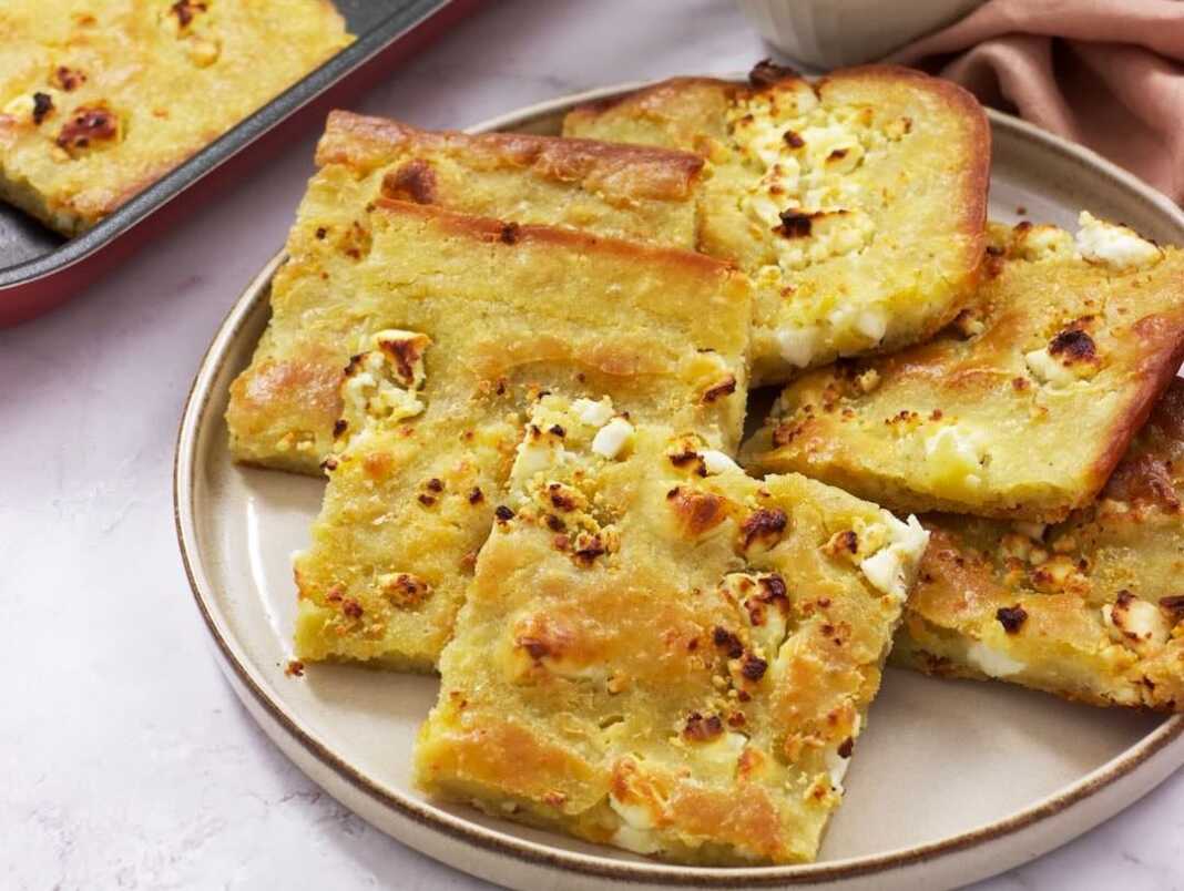 Χρυσαφένια, τραγανή αλευρόπιτα με φέτα, φρεσκοψημένη σε πιάτο.