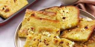 Χρυσαφένια, τραγανή αλευρόπιτα με φέτα, φρεσκοψημένη σε πιάτο.