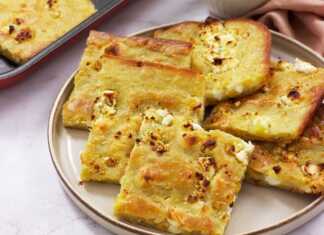 Χρυσαφένια, τραγανή αλευρόπιτα με φέτα, φρεσκοψημένη σε πιάτο.