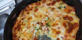 Αλμυρή πίτα με λαχανικά, τυρί και μοτσαρέλα.