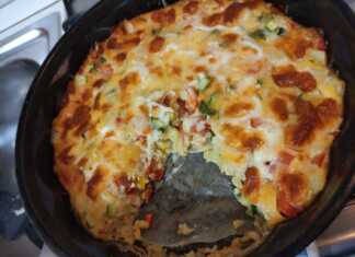 Αλμυρή πίτα με λαχανικά, τυρί και μοτσαρέλα.