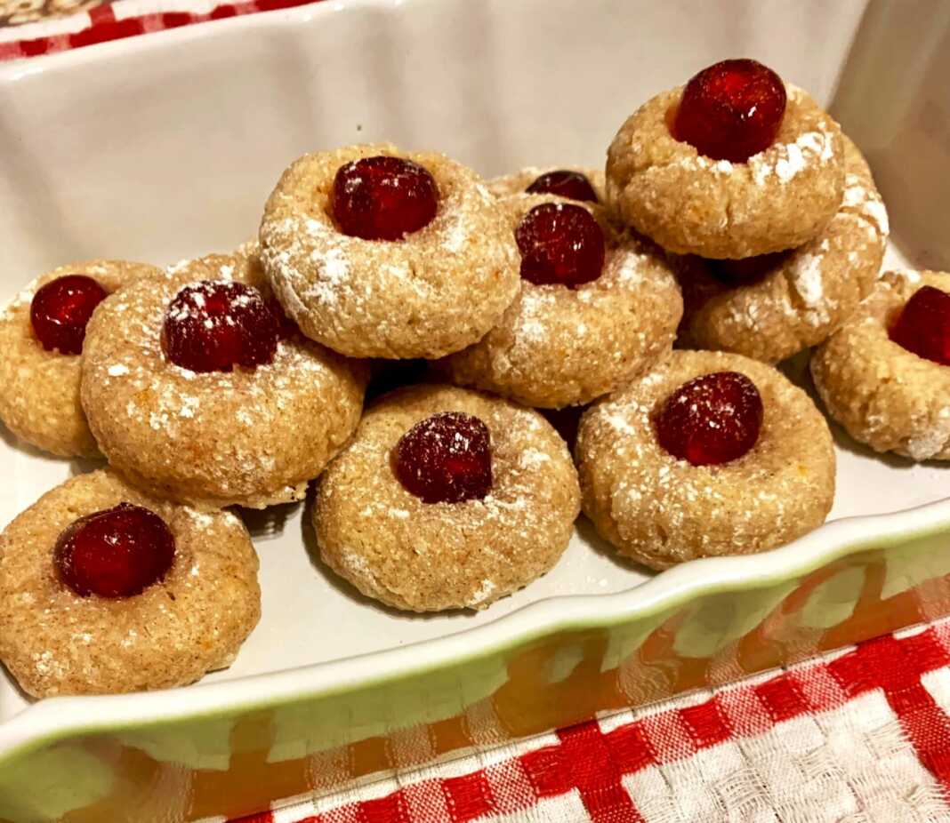 Φοντάν Αμυγδαλόπαστας με κερασάκι