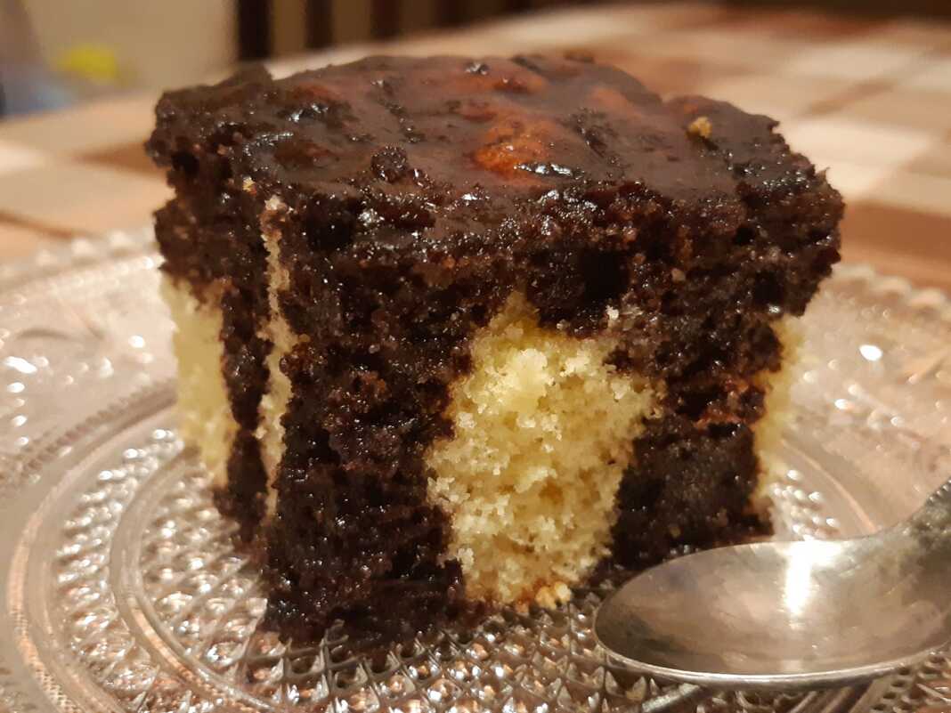 Κέικ με Καρύδια και σιρόπι κακάο