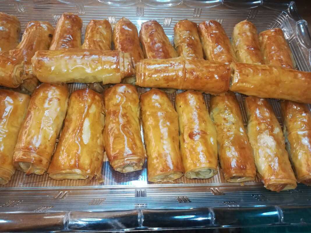 Φλογέρες με μελιτζάνα, λουκάνικο και μετσοβονε