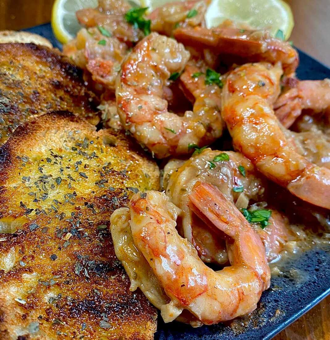 garidesPsomi Γαρίδες στην σχάρα με σάλτσα σκόρδου και φρυγανισμένο ψωμί