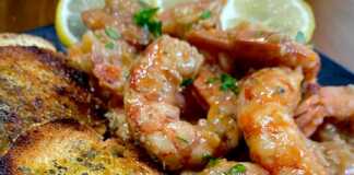 Γαρίδες στην σχάρα με σάλτσα σκόρδου και φρυγανισμένο ψωμί