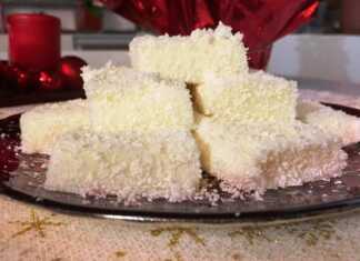 Τετράγωνα ή ορθογώνια κομμάτια λευκού γλυκού, πασπαλισμένα γενναιόδωρα με ξύσμα καρύδας, τοποθετημένα σε πιάτο.