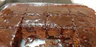 Λαχταριστό γλυκό σοκολατένιο κομμένο σε τετράγωνα κομμάτια, με πλούσια, γυαλιστερή επικάλυψη σοκολάτας.