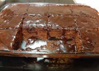 Λαχταριστό γλυκό σοκολατένιο κομμένο σε τετράγωνα κομμάτια, με πλούσια, γυαλιστερή επικάλυψη σοκολάτας.