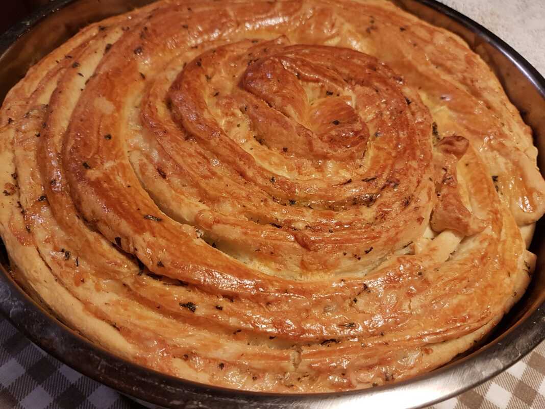 Κασερόπιτα με σκόρδο, μαϊντανό, κίτρινο τυρί.