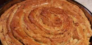 Κασερόπιτα με σκόρδο, μαϊντανό, κίτρινο τυρί.