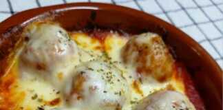 Κοντινό πλάνο σε ένα κεφτεδάκι με λιωμένη μοτσαρέλα, που δείχνει την κρεμώδη υφή