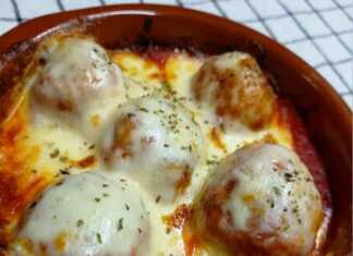 Κοντινό πλάνο σε ένα κεφτεδάκι με λιωμένη μοτσαρέλα, που δείχνει την κρεμώδη υφή