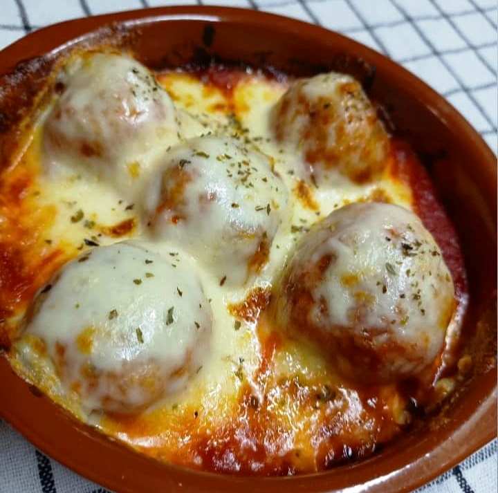 keftedakiaMozzarela1 Κοντινό πλάνο σε ένα κεφτεδάκι με λιωμένη μοτσαρέλα, που δείχνει την κρεμώδη υφή