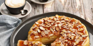 Κέικ με κρέμα και σιρόπι μελιού