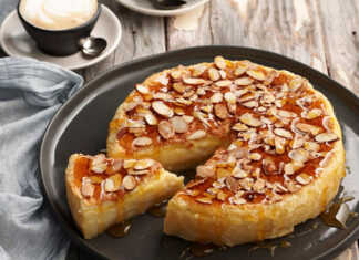 Κέικ με κρέμα και σιρόπι μελιού