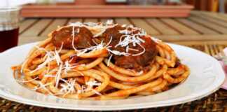 Κοκκινιστό μοσχάρι με χοντρό μακαρόνι