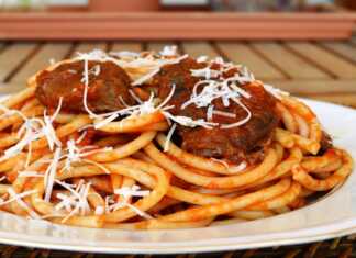 Κοκκινιστό μοσχάρι με χοντρό μακαρόνι