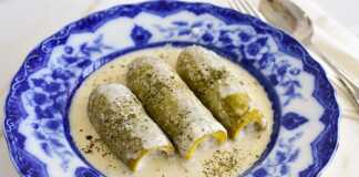 Γεμιστά κολοκυθάκια σε σάλτσα γιαουρτιού