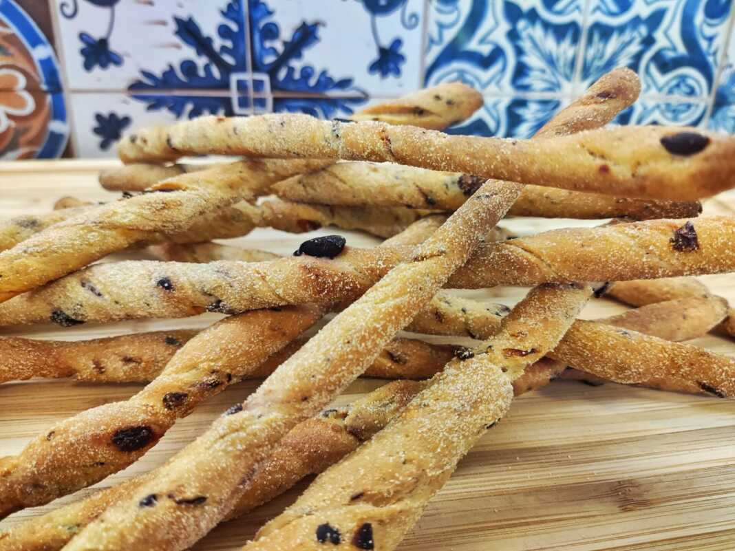 Τραγανά κριτσίνια σιμιγδαλιού με λιαστή ντομάτα και ελιές καλαμάτας.