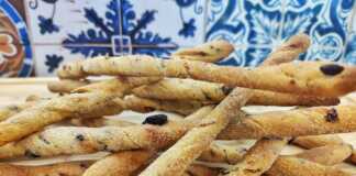 Τραγανά κριτσίνια σιμιγδαλιού με λιαστή ντομάτα και ελιές καλαμάτας.