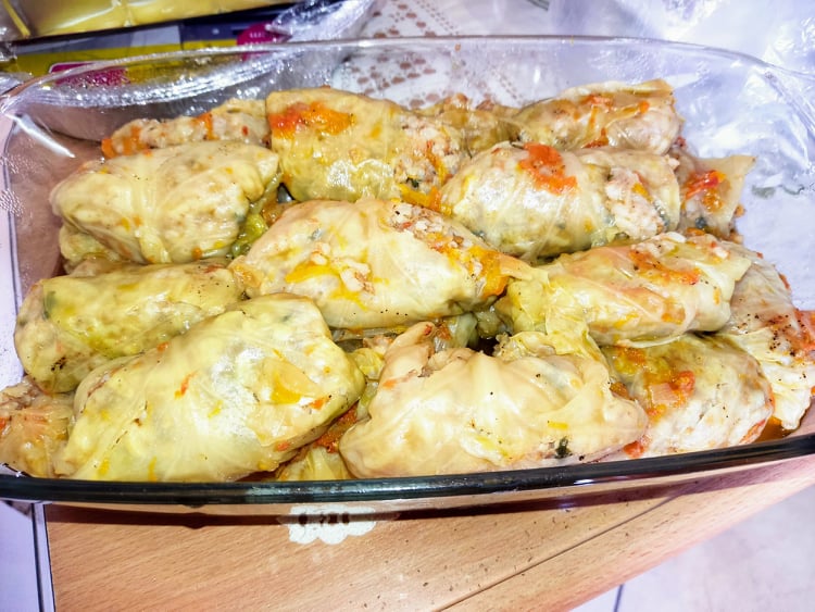 laxanontolmades Λαχανοντολμάδες με σάλτσα ντομάτας