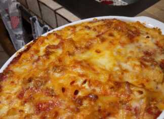 Ταψί με πένες ογκρατέν με πλούσια κόκκινη σάλτσα ντομάτας και χρυσαφένια τυρένια κρούστα