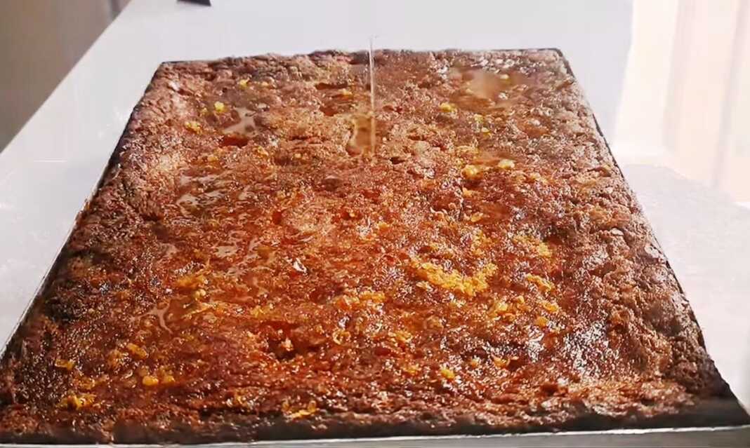 mantarinopita Ζουμερή μανταρινόπιτα σιροπιασμένη στο ταψί, γαρνιρισμένη με ξύσμα μανταρινιού και συνοδευόμενη από μια μπάλα παγωτό