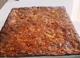 Ζουμερή μανταρινόπιτα σιροπιασμένη στο ταψί, γαρνιρισμένη με ξύσμα μανταρινιού και συνοδευόμενη από μια μπάλα παγωτό