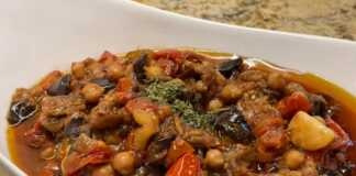 Μελιτζάνες κοκκινιστές με ρεβίθια