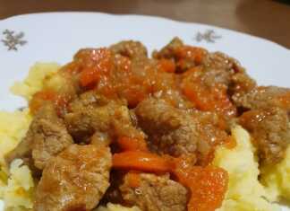 Ζουμερές μπουκιές από μοσχάρι κοκκινιστό πάνω σε βελούδινο πουρέ πατάτας γαρνιρισμένο με φρέσκα βότανα