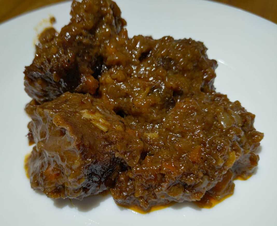 Μοσχαρίσια μάγουλα με κρασί στην κατσαρόλα