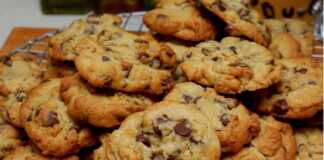 Μπισκότα με κομματάκια σοκολάτας