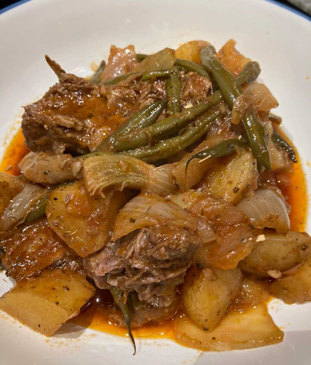 Φασολάκια στην γάστρα με παϊδάκια