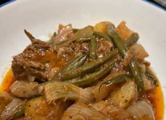 Φασολάκια στην γάστρα με παϊδάκια