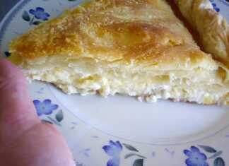 Χρυσαφένια παραδοσιακή τυρόπιτα με χωριάτικο χειροποίητο φύλλο και καλοσχηματισμένο κόθρο μέσα σε στρόγγυλο ταψί