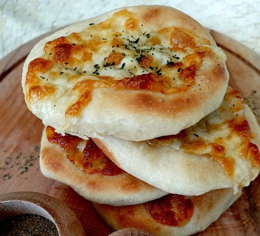 pitesTiri Πιτούλες με τυρί και μπαχαρικά