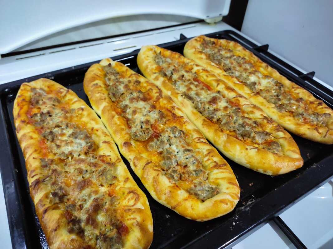 Πεινιρλί με κιμά σε ΤΑΨΊ, έτοιμο για σερβίρισμα, με χρυσαφένια κρούστα και λιωμένο τυρί.