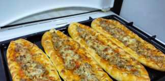 Πεινιρλί με κιμά σε ΤΑΨΊ, έτοιμο για σερβίρισμα, με χρυσαφένια κρούστα και λιωμένο τυρί.