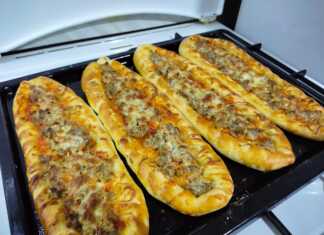 Πεινιρλί με κιμά σε ΤΑΨΊ, έτοιμο για σερβίρισμα, με χρυσαφένια κρούστα και λιωμένο τυρί.