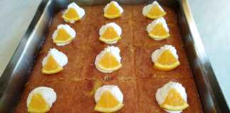 Ένα ολόκληρο ταψί με Ρεβανί με Σαντιγί, κομμένο σε κομμάτια και γαρνιρισμένο